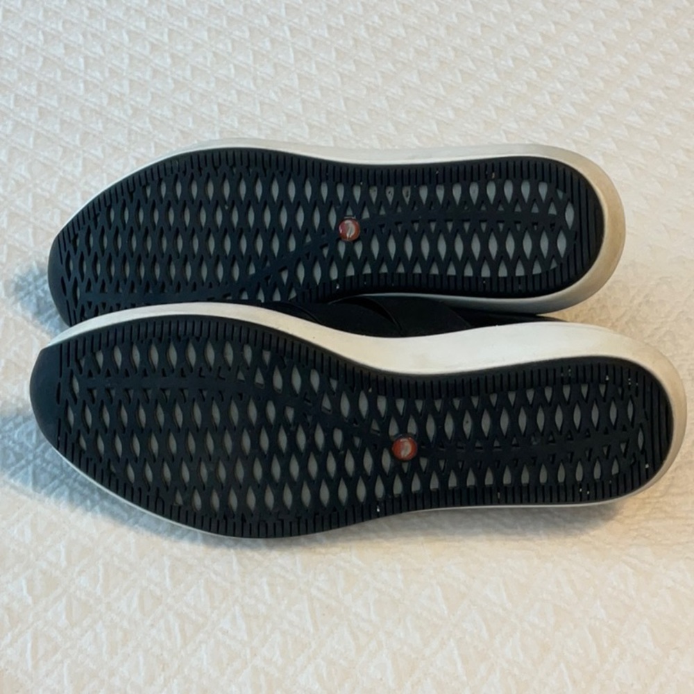 Clark’s Un Rio Strap Black Leather Slip-On Sneakers size 9 - Picture 6 of 6